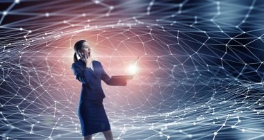 Şık iş kadını dizüstü bilgisayar kullanarak. Karışık teknik