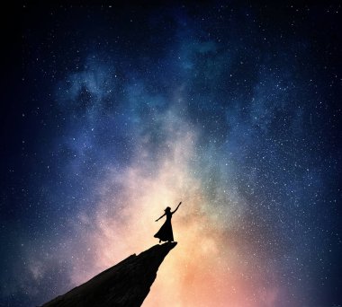 Yıldızlı gökyüzü karşı kadın