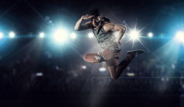 B-boy bazı hareketleri gerçekleştirme