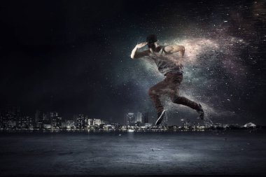 B-boy bazı hareketleri gerçekleştirme