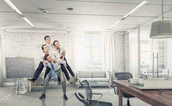 Empresarios divirtiéndose en la oficina. Medios mixtos — Foto de Stock