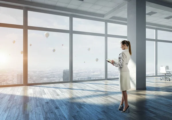 Femme d'affaires dans son bureau. Techniques mixtes — Photo