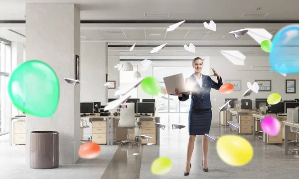 Mujer con portátil en las manos. Medios mixtos — Foto de Stock