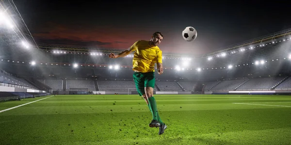 Fotbalový palyer kick míč. Kombinovaná technika — Stock fotografie