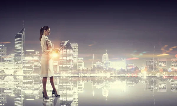 Вид спереду бізнес-леді, дивлячись на нічне місто — стокове фото