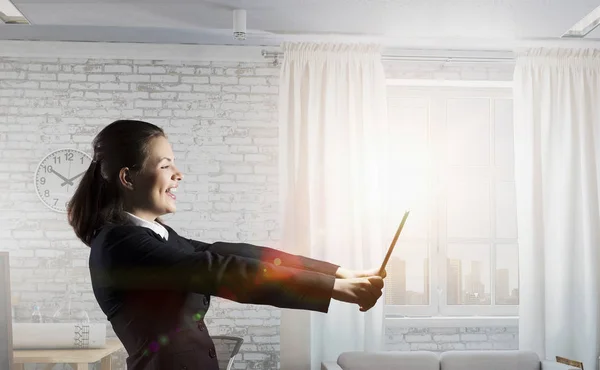 Mujer de negocios con tableta pc — Foto de Stock