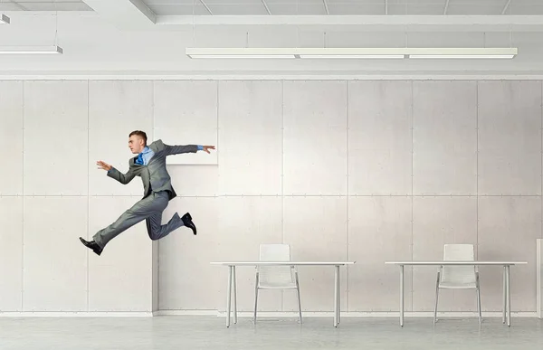 Tančící podnikatel v místnosti úřadu — Stock fotografie