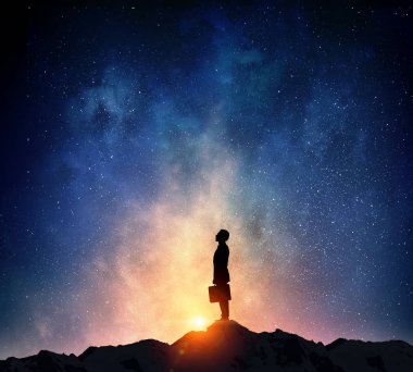 Yıldızlı gökyüzü karşı iş adamı. Karışık teknik