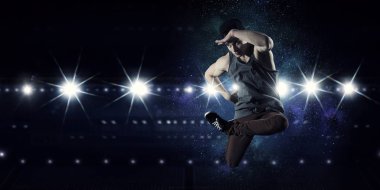 B-boy bazı performans taşır. Karışık teknik