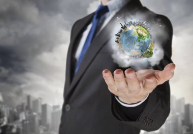 Tüm dünya onun ellerinde. Karışık ortam