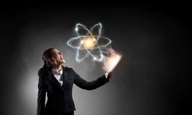 Tablet pc ile iş kadını. Karışık teknik