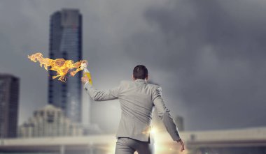 İşadamı atma benzin bomba. Karışık teknik