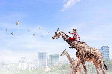 Çocuk zürafa binmek. Karışık teknik