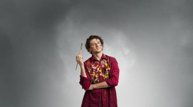 Adam ressam için ilham bekliyor. Karışık teknik