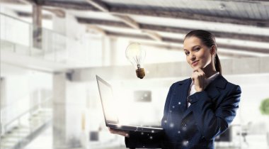 Şık iş kadını bir şey düşünüyorum. Karışık teknik