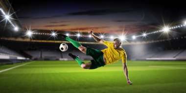 Futbol oyuncu tekme topu. Karışık teknik