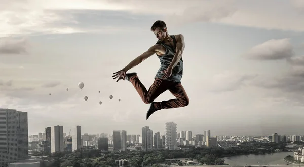 B-boy provedením nějaké kroky. Kombinovaná technika — Stock fotografie