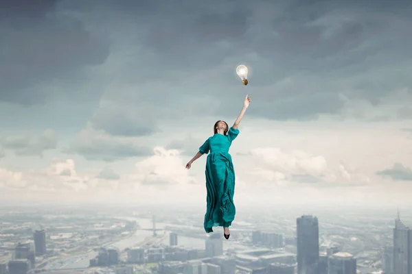 Gökyüzünde levitating kadın. Karışık teknik — Stok fotoğraf