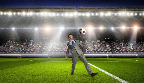Futbol oynamak bir iş adamı. Karışık teknik — Stok fotoğraf
