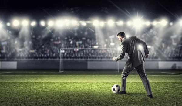 Empresario jugando al fútbol. Medios mixtos — Foto de Stock