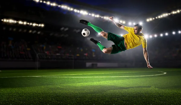 Fußballer, der Ball kickt. Gemischte Medien — Stockfoto
