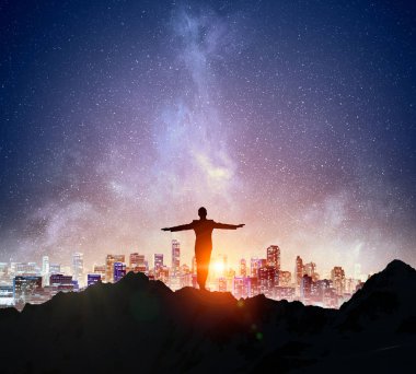 Yıldızlı gökyüzü karşı iş adamı. Karışık teknik