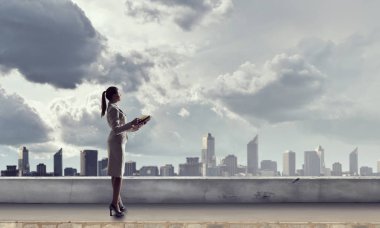 Çatı bina iş kadını. Karışık teknik