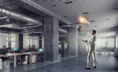 Ofisinde bir iş adamı. Karışık teknik