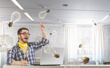 Hipster adam kullanmak laptop. Karışık teknik