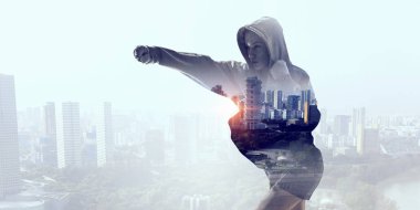 Genç boksör kadın açık. Karışık teknik