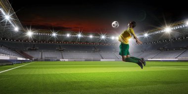 Futbol oyuncu tekme topu. Karışık teknik