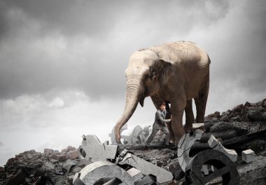 İşadamı mücadele rakip. Karışık teknik