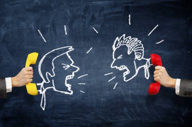 Alıcı elinde telefon. Karışık teknik