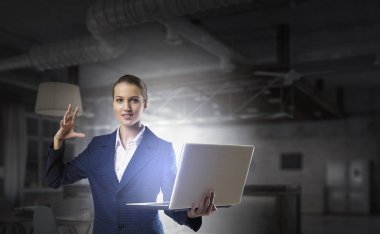 Dizüstü elinde olan kadın. Karışık teknik