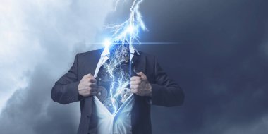 Onun süper gücü yok. Karışık teknik