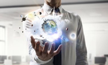 Tüm dünya onun ellerinde. Karışık ortam