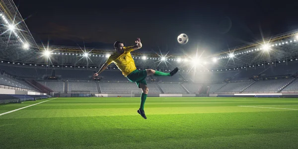 Jugador de fútbol pateando pelota. Medios mixtos — Foto de Stock