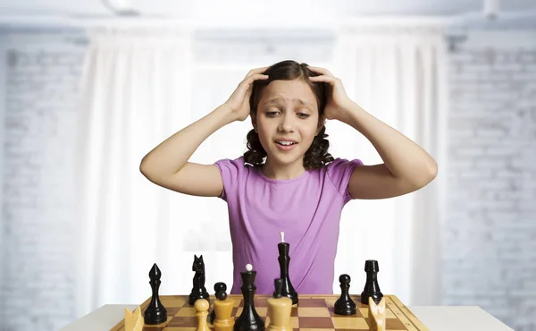 Jogo de xadrez para a mente inteligente. Meios mistos — Fotografia de Stock