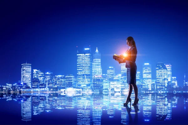 Вид сзади на деловую женщину, смотрящую на ночной город. Смешанные медиа — стоковое фото