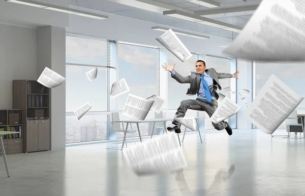 Tanzender Geschäftsmann im Bürozimmer. Gemischte Medien — Stockfoto