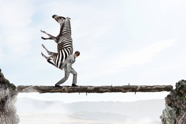 Zebra taşıyan bir iş adamı. Karışık teknik