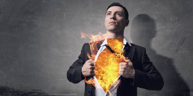 Onun süper gücü yok. Karışık teknik