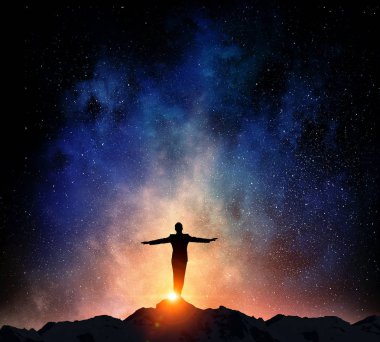 Yıldızlı gökyüzü karşı iş adamı. Karışık teknik