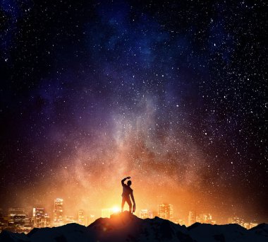 Yıldızlı gökyüzü karşı iş adamı. Karışık teknik