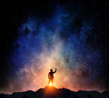 Yıldızlı gökyüzü karşı iş adamı. Karışık teknik