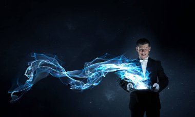 Sihirli gösteren iş adamı. Karışık teknik