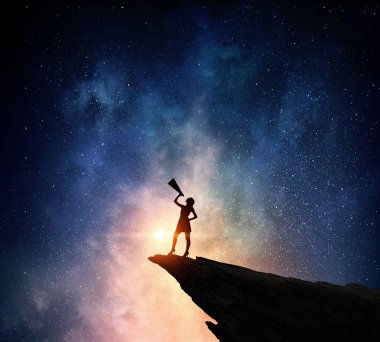 Yıldızlı gökyüzü karşı iş kadını. Karışık teknik