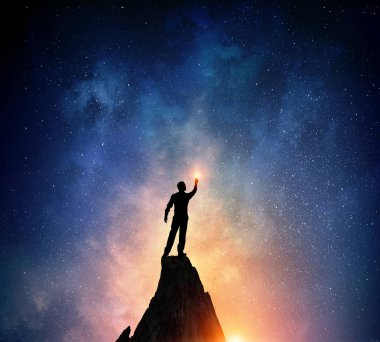 Yıldızlı gökyüzü karşı iş adamı. Karışık teknik