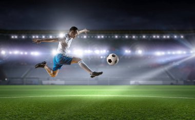 Futbol oyuncu tekme topu. Karışık teknik