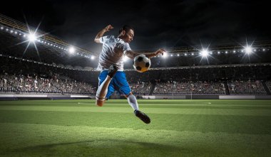 Futbol oyuncu tekme topu. Karışık teknik